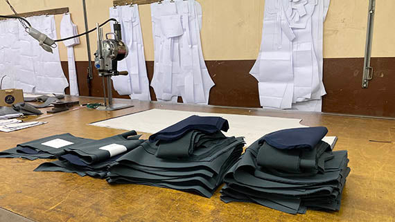 Pièces de jeans découpées et patrons dans l’atelier